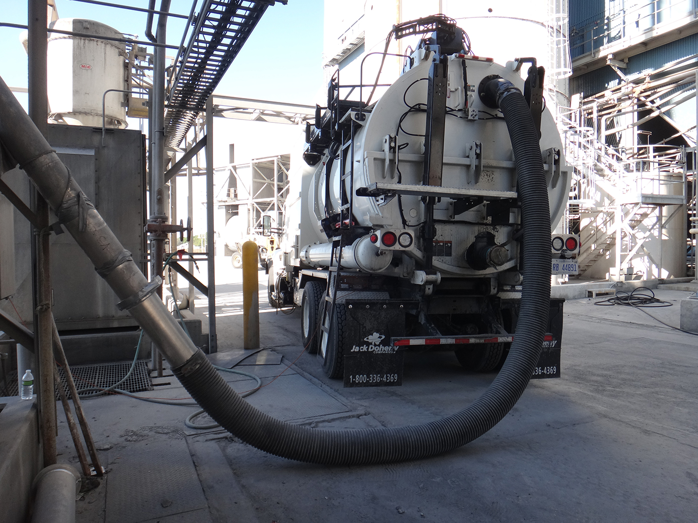 vacuum up loose material silo cleaning